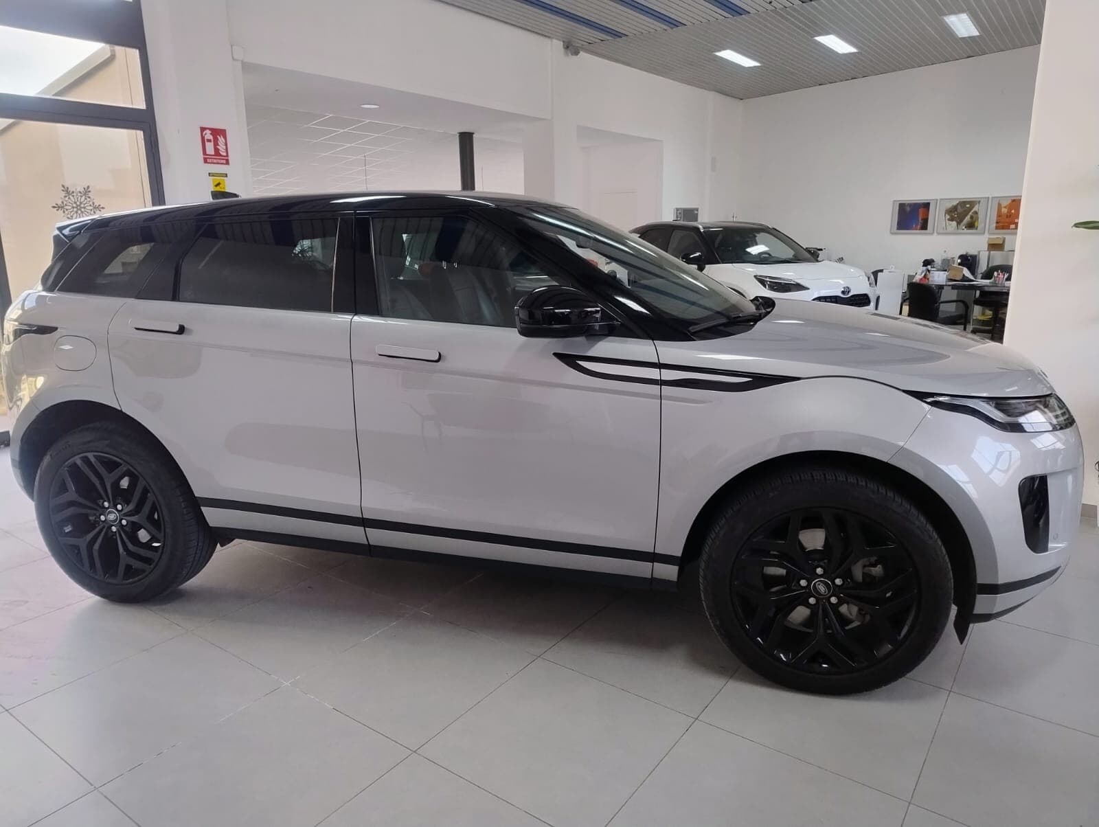 Land Rover Range Rover Evoque Range Rover Evoque 2.0D I4 180 CV AWD Auto SE 2020 usata a Cagliari — Car Max