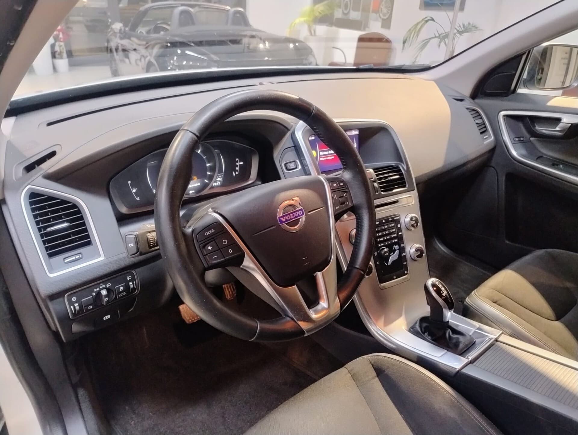 Volvo XC 60 XC60 D3 Geartronic Business 2017 usata a Cagliari — Car Max