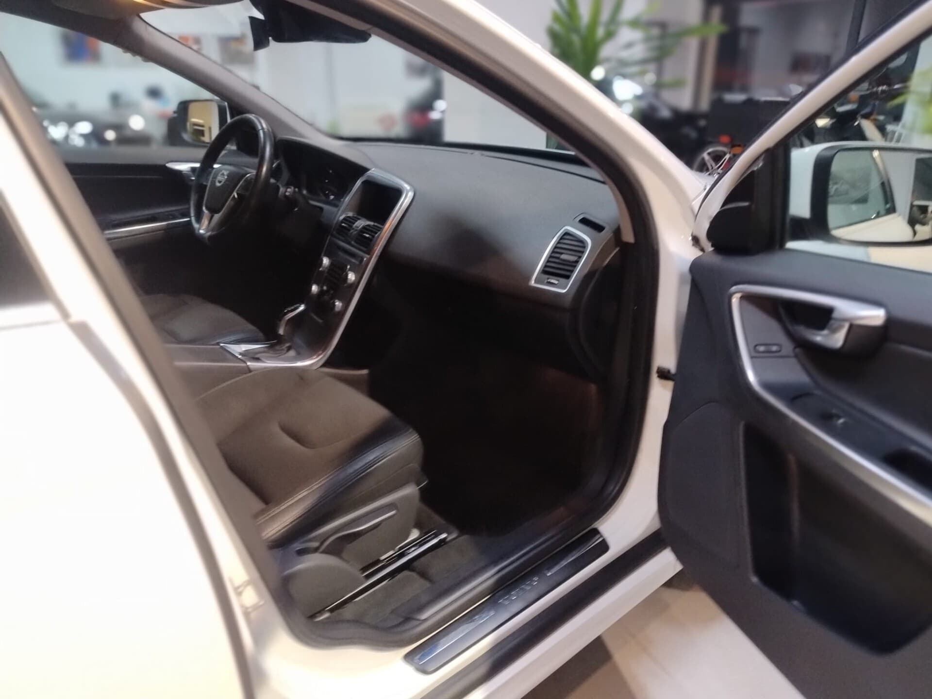 Volvo XC 60 XC60 D3 Geartronic Business 2017 usata a Cagliari — Car Max